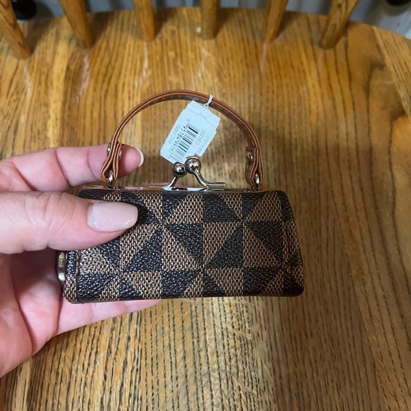 Black and Brown Geometric small bag with Kiss-Lock Closure - Picture 5 of 6